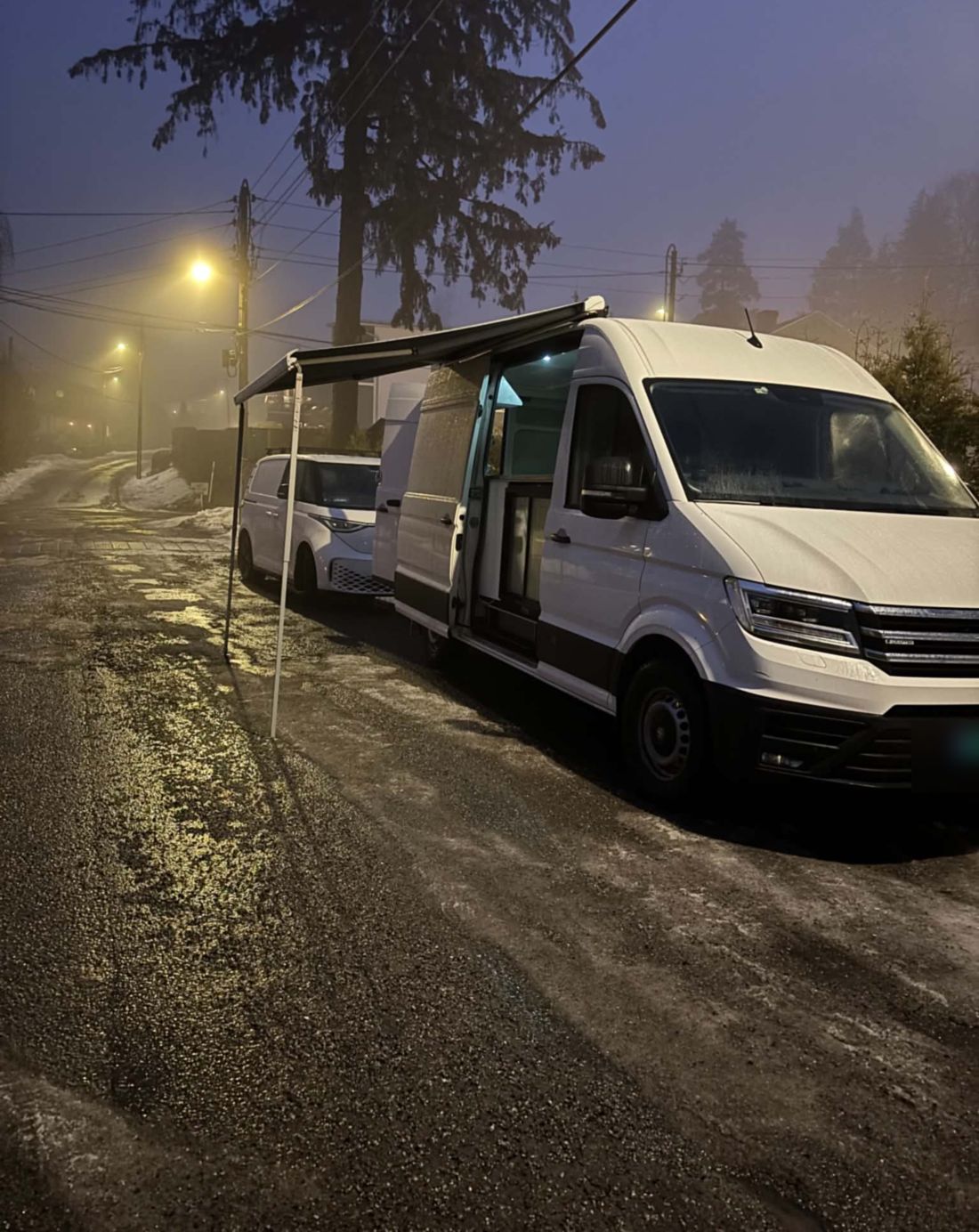 JRP-trucken parkert under gatelys i blåtimen.
