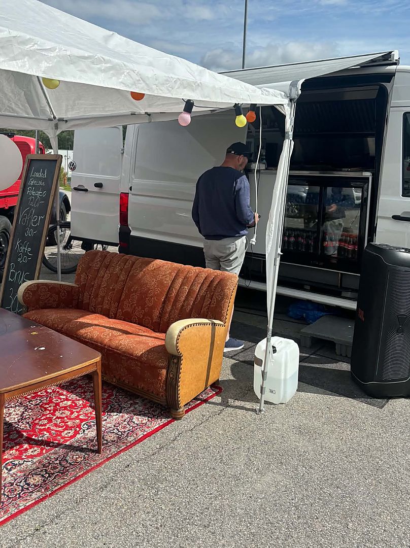 Trucken rigget til selskap, med telt og sitteplasser.
