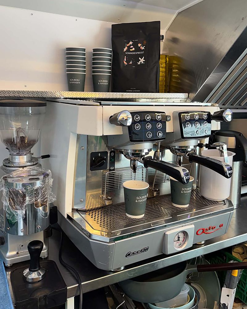 Espressomaskin med to grupper montert i trucken.